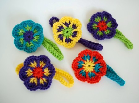 Free Pattern for an Easy Crochet Flower Headband by Simply Collectible - Headband is separate so the flowers could be used to embellish bags, clips, headbands.