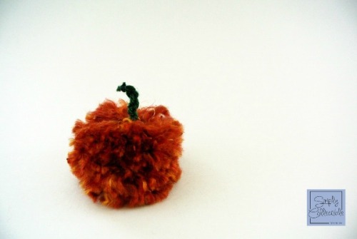 SimplyCollectibleCrochet.com | Make an Easy Peasy Pompom Pumpkin - Tutorial