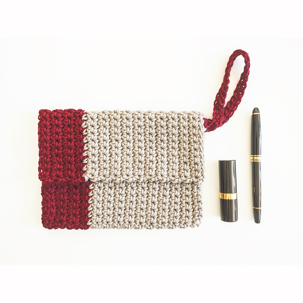 The Color Pop Clutch is so chic and trendy, and it’s such a quick crochet you can make it in one sitting. #crochetpattern #crochetclutch #crochetbag #crochetlove #crochetaddict