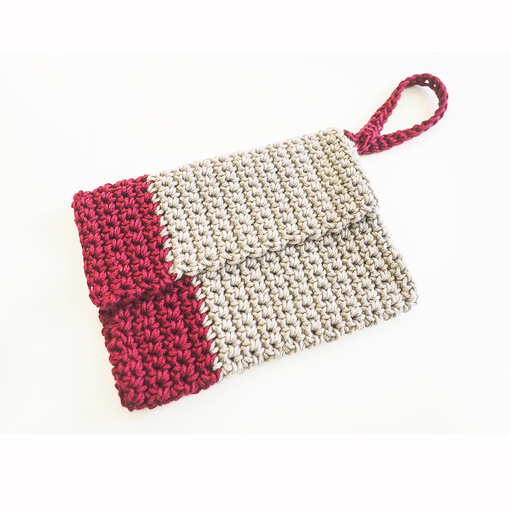 The Color Pop Clutch is so chic and trendy, and it’s such a quick crochet you can make it in one sitting. #crochetpattern #crochetclutch #crochetbag #crochetlove #crochetaddict