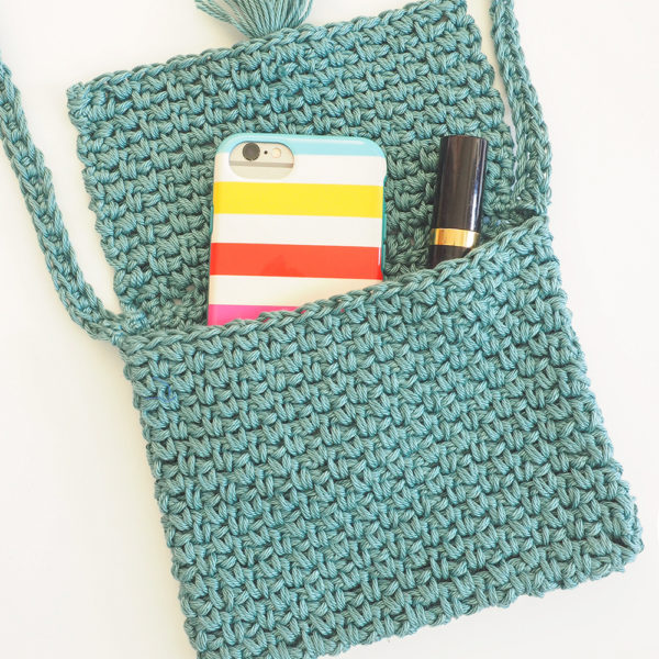 The Cute Cross Body Bag is the perfect size for all the essentials, and it’s far more convenient to carry than larger totes and bags. #crochetbag #crochetpattern #crochetlove #crochetaddict