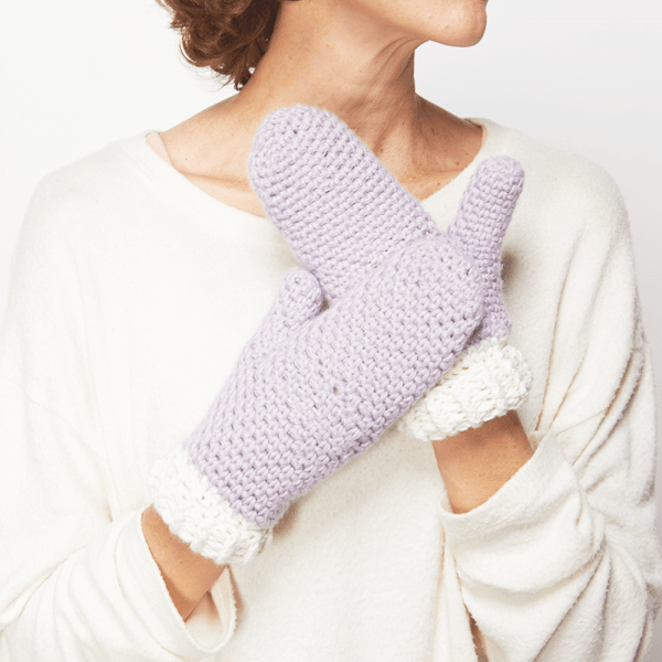 These crochet mittens are so easy to put together. The free crochet pattern is really easy to follow and you’ll end up with a snuggly pair of gloves. #CrochetMittens #CrocheGloves #CrochetAddict #FreeCrochetPattern