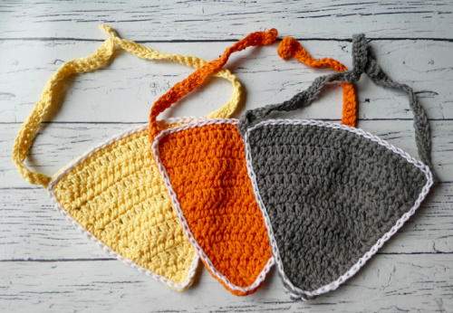Baby Bandana Bib - Learn how to crochet using basic crochet stitches and simple patterns. These beginner crochet patterns are easy and completely free. #FreeCrochetPattern #CrochetPattern #CrochetAddict #BeginnerCrochetPatterns