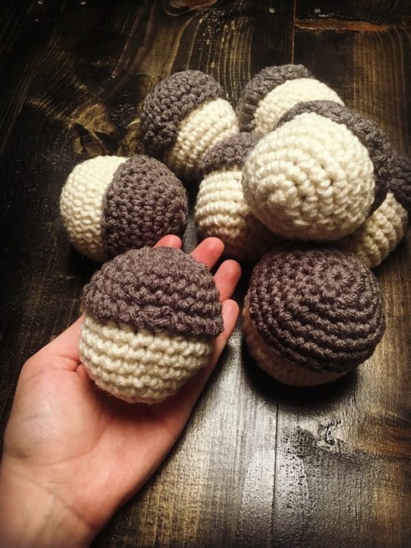 Crochet A Jumbo Acorn - We have put together a list of simple crochet patterns that remind us all of fall. #simplecrochetpatterns #fallcrochetpatterns #easycrochetpatterns