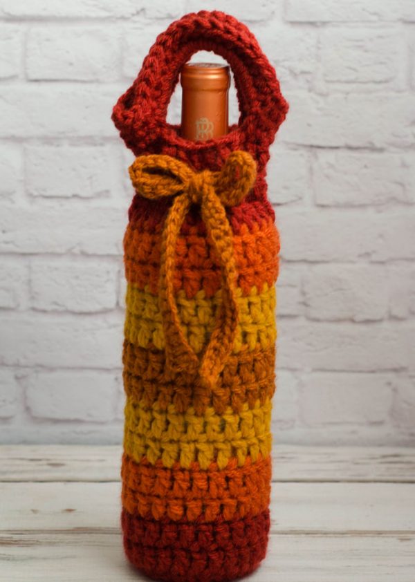Fall Crochet Wine Cozy - We have put together a list of simple crochet patterns that remind us all of fall. #simplecrochetpatterns #fallcrochetpatterns #easycrochetpatterns