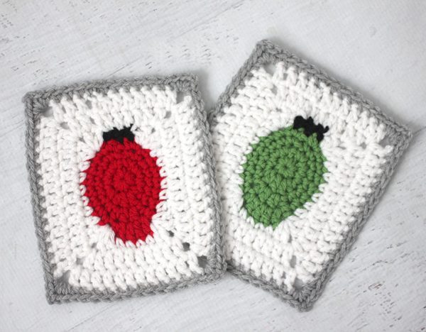 Christmas Lights Granny Square - This holiday season have tons of fun creating these fun and festive granny squares crochet patterns for whatever project you have in mind. #grannysquarepatterns #crochetpatterns #Holidaygrannysquarepatterns