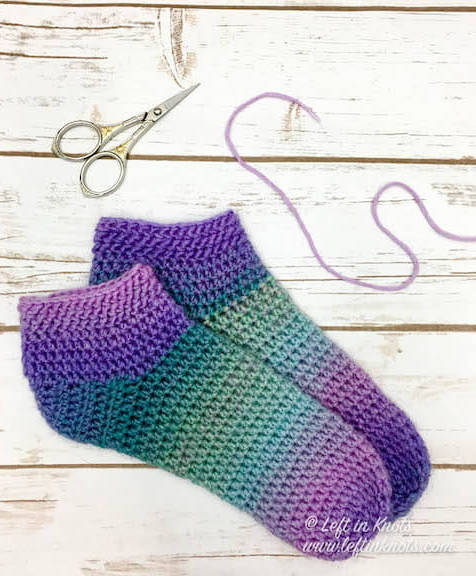 Crochet Cotton Candy Slipper Socks - These free crochet sock patterns are the perfect gift to those who always seem to lose a pair or who prefer to keep their toes toasty at all times. #freecrochetsockpatterns #crochetsockpatterns #crochetpatterns