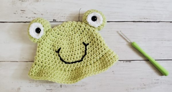 frog bucket crochet baby hat